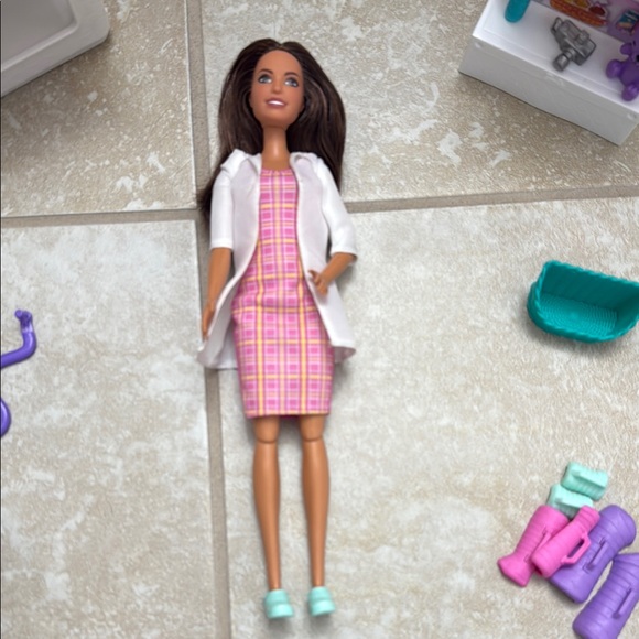 Dr Barbie Fast Cast Clinic Playset with Accessories - Picture 7 of 7